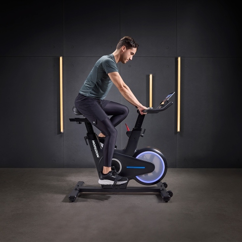 Revoluciona tu entrenamiento con la Bicicleta Ciclo Indoor 3.0SC de Horizon Fitness. Dise&ntilde;o compacto, volante con colores vibrantes seg&uacute;n RPM, y conectividad con apps como atZone para entrenamientos personalizados.