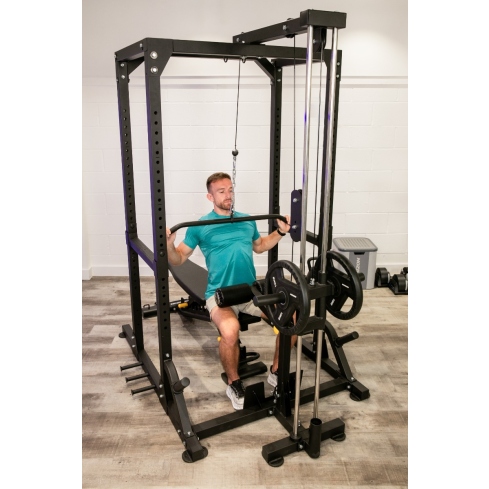 Vista frontal del Power Rack HPR70 con sistema de poleas HPS30 integrado, mostrando estructura completa para entrenamiento de fuerza en casa.